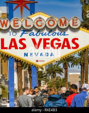 LAS VEGAS, NV, USA - Février 2019 : Les gens faisant la queue pour se faire prendre en photo en face de la fameuse 'Welcome to Las Vegas'. Banque D'Images