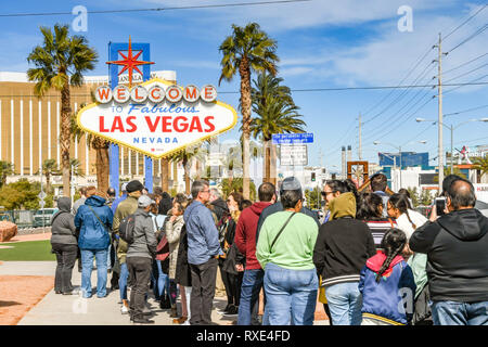 LAS VEGAS, NV, USA - Février 2019 : Les gens faisant la queue pour se faire prendre en photo en face de la fameuse 'Welcome to Las Vegas'. Banque D'Images