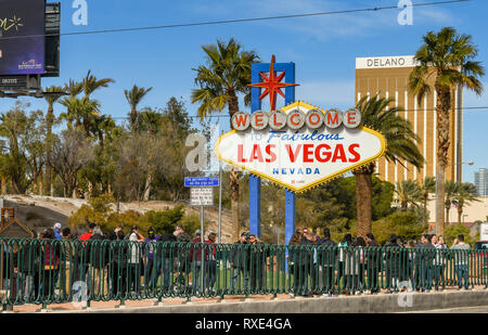 LAS VEGAS, NV, USA - Février 2019 : Les gens faisant la queue pour se faire prendre en photo en face de la fameuse 'Welcome to Las Vegas'. Banque D'Images