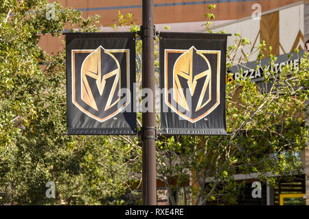 LAS VEGAS, NV, USA - Février 2019 : bannières sur un lampadaire à Las Vegas avec l'insigne de chevaliers d'or l'équipe professionnelle de hockey sur glace, qui est ba Banque D'Images
