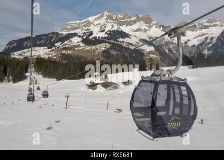 Engelberg, Suisse - 3 mars 2019 : téléphérique pour monter au Titlis Engelberg sur les Alpes Suisses Banque D'Images