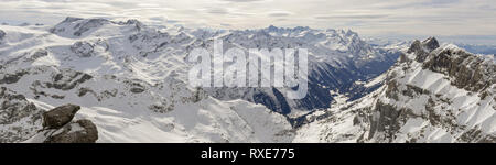 Paysage d'hiver vue depuis le mont Titlis à Engelberg sur les alpes suisses Banque D'Images