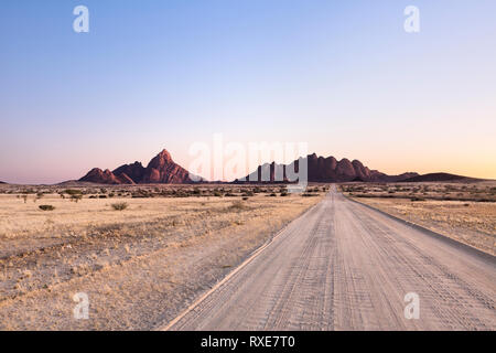 La route vers le Spitzkoppe et Pondoks en Namibie. Banque D'Images