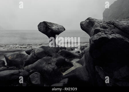 Les champignons / la mer en forme de queue de baleine érodé Kannesteinen rock Oppedal Måløy Vagsoy, la Norvège. Banque D'Images