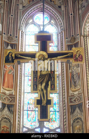 Maestro di Figline, crucifix en bois peint (ca. 1320) au-dessus de l'autel principal de la Basilique de Santa Croce à Florence Banque D'Images