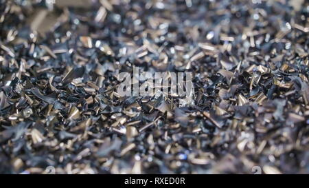 Les écorchures métalliques issues de la mouture de la tubes métalliques dans l'usine Banque D'Images
