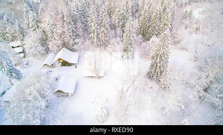 Vue aérienne de la neige blanche dans la forêt. Arbres et maisons sont remplis et couverts de neige épaisse et encore sa neige pluie Banque D'Images