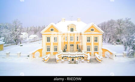 Vue aérienne de l'Palmse manoir recouvert de neige. Palmse Manor est l'un des plus beaux manoirs baroques en Estonie. Banque D'Images