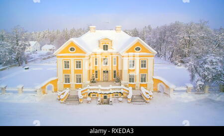 Vue aérienne de l'Palmse manor en hiver. Palmse Manor est l'un des plus beaux manoirs baroques en Estonie. Banque D'Images