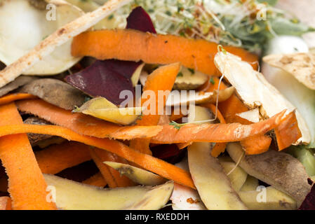 Peelings pourris de légumes en tas de compostage Banque D'Images