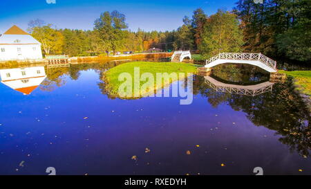 Petit lac avec de petits ponts sur il a trouvé dans l'un des manoirs de Lihula Estonie Banque D'Images