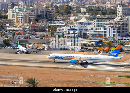 Eilat, Israël - 24 Février, 2019 : Boeing 757-3Israir E7 à l'ancien hôtel de l'aéroport international d'Eilat. Banque D'Images