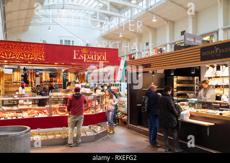 Stands dans Markthalle, Stuttgart, Bade-Wurtemberg, Allemagne Banque D'Images