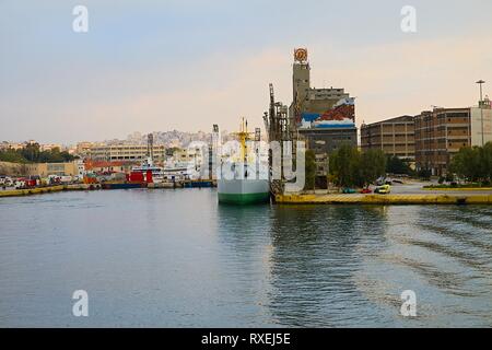 Le port du Pirée : 3 mars. Bateau commercial Blue Star Paros quitter tôt le matin du port de destination l'île de Syros. 3 mars, 2019 Banque D'Images