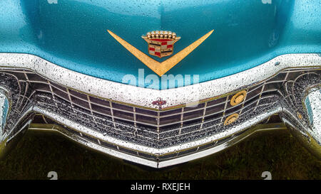 BOSSCHENHOOFD/Pays-bas-Juin 11, 2018 : un haut et avant de voir une Cadillac bleu classique à une voiture classique réunion Banque D'Images