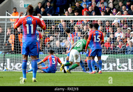 Brighton & Hove Albion's Anthony Knockaert (centre) marque son deuxième but de côtés du jeu pendant le premier match de championnat à Selhurst Park, Londres. Banque D'Images