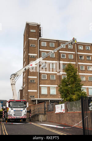 Le personnel d'incendie et de secours de Cleveland à l'aide d'une échelle sur un tuba Simon un entraînement physique à grande hauteur plate à Stockton-on-Tees, UK Banque D'Images