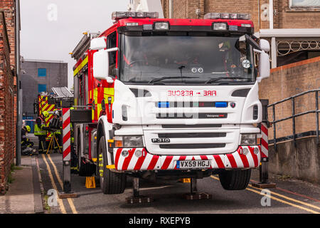 Le personnel d'incendie et de secours de Cleveland à l'aide d'une échelle sur un tuba Simon un entraînement physique à grande hauteur plate à Stockton-on-Tees, UK Banque D'Images