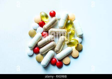 Assortiment de vitamines multiples sur un fond blanc Banque D'Images