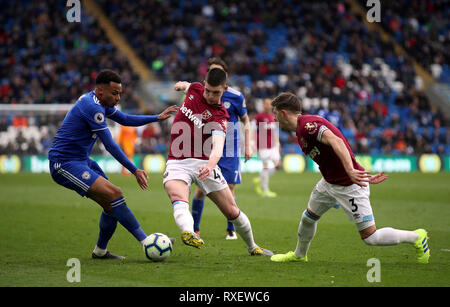 West Ham United's Declan Rice (centre) et de la ville de Cardiff Josh Murphy (à gauche) bataille pour la balle au cours de la Premier League match à la Cardiff City Stadium. Banque D'Images