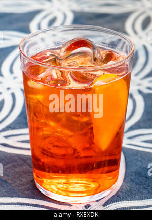 Cuisine italienne - verre avec Aperol Spritz apéritif cocktail sur table dans la terrasse d'un cafe en Lombardie Banque D'Images