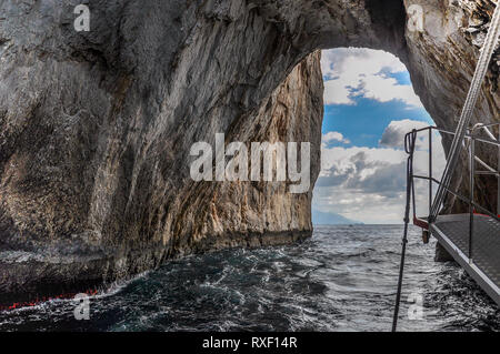 Grotte dans les faraglioni de l'île de Capri, Italie Banque D'Images