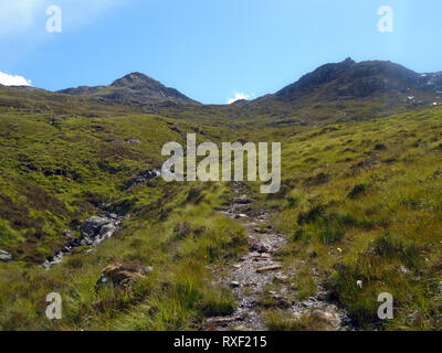 Le Coire nan Dearcag chemin jusqu'au col entre Spidean nan Clach & Meall Chnaimhean à la montagne écossais Beinn Airigh Corbett, en Écosse. Charr Banque D'Images