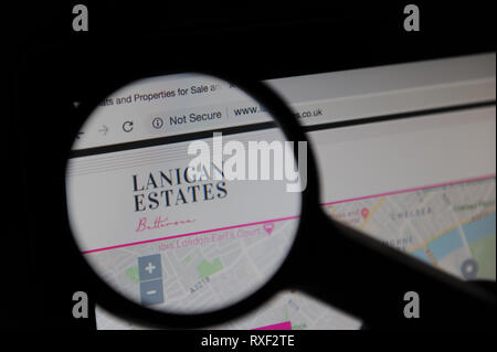 Le site web de l'agent immobilier Lanigan vu à travers une loupe Banque D'Images