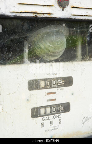 Pompes à essence dans un garage désutilisé dans Beaucoup Wenlock, Shropshire, Angleterre, Royaume-Uni Banque D'Images