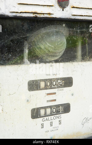 Pompes à essence dans un garage désutilisé dans Beaucoup Wenlock, Shropshire, Angleterre, Royaume-Uni Banque D'Images