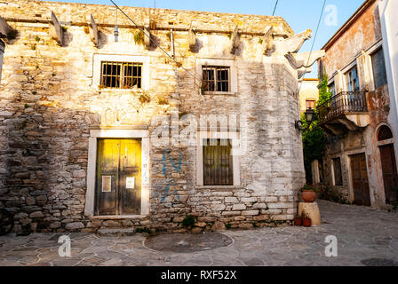 Une vieille maison et une allée baignée de lumière dorée en Grèce Banque D'Images