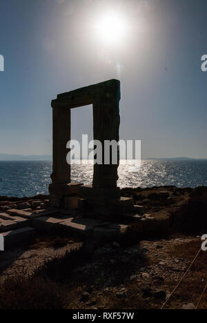 Le Temple d'Apollon sur Naxos en Grèce couverts dans la lumière du soleil, l'océan en arrière-plan - Image à contraste élevé Banque D'Images