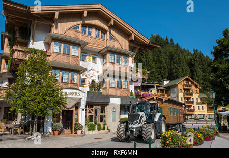 L 'Alpine Hut sur roues' de navette passe devant un hôtel au centre du village, Filzmoos, Autriche, Europe Banque D'Images