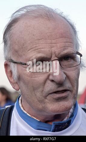 Sir Henry chaque haut shérif du Derbyshire 2009 se prépare pour un saut en parachute en tandem à l'Aérodrome de Langor Nottingham.Angleterre Banque D'Images