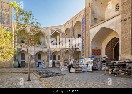 Boukhara, Ouzbékistan - 19 octobre 2016 : la cour intérieure de l'ancienne madrasa, medersa Abdoulazizkhan. Les sections locales vendent des souvenirs Banque D'Images