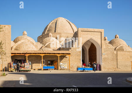 Boukhara, Ouzbékistan - 19 octobre 2016 : le commerce dome (marché couvert) Toki Zargaron. Vente de souvenirs Banque D'Images