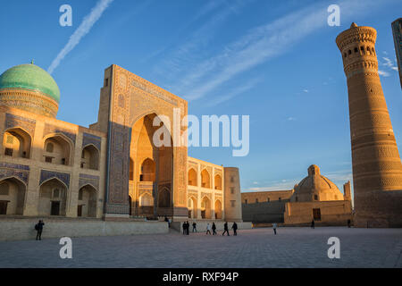 Boukhara, Ouzbékistan - 19 octobre 2016 : complexe architectural Poi Kalyan au coucher du soleil. Les personnes qui visitent les sites de Boukhara Banque D'Images