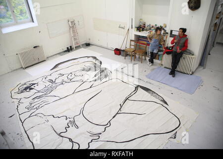 Les artistes Ella & Pitr dans leur atelier à Saint-Etienne Banque D'Images