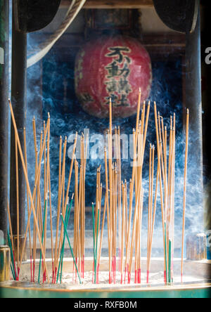 Kyoto, Japon - 14 octobre 2018 : l'encens en face d'une lanterne de papier (Chochin) à un lieu de culte bouddhiste au Japon. Banque D'Images