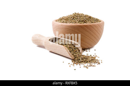 Anis en bol en bois et scoop isolé sur fond blanc. Les épices et ingrédients alimentaires. Banque D'Images