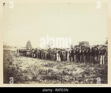 Groupe de prisonniers confédérés de Fairfax Court-House. Timothy O'Sullivan ; American, né en Irlande, 1840-1882. Date : 1863. Dimensions : 17,7 x 22,9 cm (image/papier) ; 31,2 x 44,7 cm (page d'album). L'albumine, pl. 34 extrait de l'album 'Gardner's Sketch Book photographique de la guerre, tome 1' (1866). Origine : Etats Unis. Musée : le Chicago Art Institute. Banque D'Images