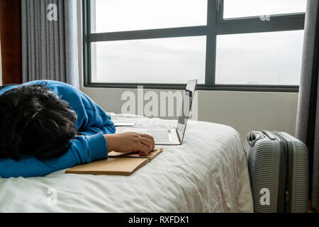 Two businesswomen dormir à la chambre d'hôtel Banque D'Images