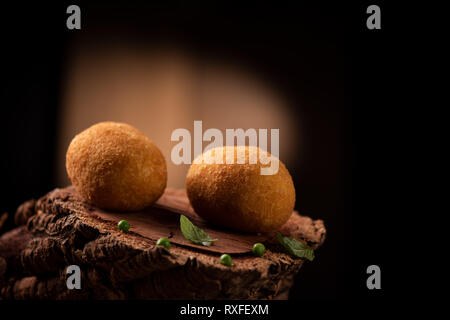 Arancini - Boules de riz italien qui sont enrobées de chapelure puis frits Banque D'Images