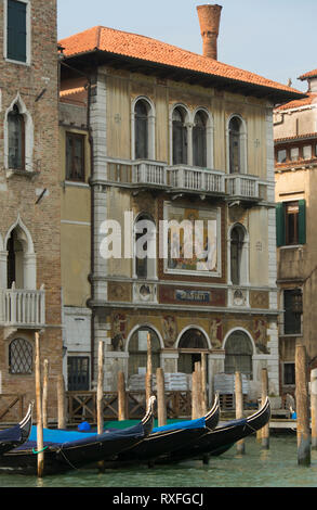 Les gondoles et belle maison dans le Grand Canal, Venise, Italie Banque D'Images