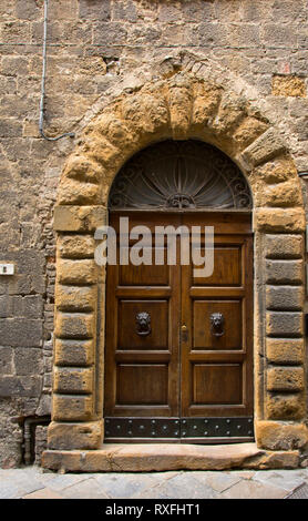 Les portes anciennes à Volterra, une ville fortifiée au sud-ouest de Florence, Italie Banque D'Images