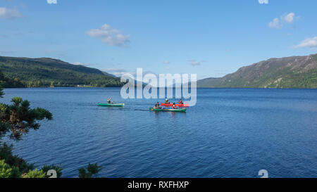 Cinq personnes canoë dans trois canots sur le Loch Ness, près de Fort Augustus, région des Highlands, Ecosse Banque D'Images