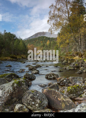 En automne, la rivière Affric Glen Affric, région des Highlands, Ecosse Banque D'Images