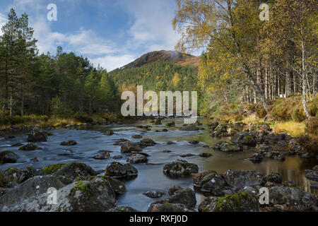 En automne, la rivière Affric Glen Affric, région des Highlands, Ecosse Banque D'Images