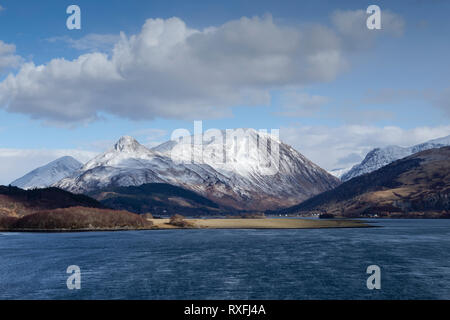 Le Pap of Glencoe, Sgorr Fiannaidh nam et de Glencoe village de North Ballachulish, Highland, Scotland Banque D'Images