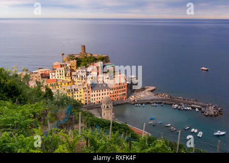 Port abrité à Vernazza, une commune italienne située dans la province de La Spezia, Ligurie, dans le nord-ouest de l'Italie. C'est l'un des cinq villages qui composent la région des Cinque Terre Banque D'Images